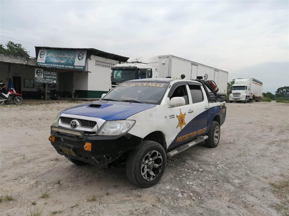 Camioneta de Protection Police acompañando camiones de carga.
