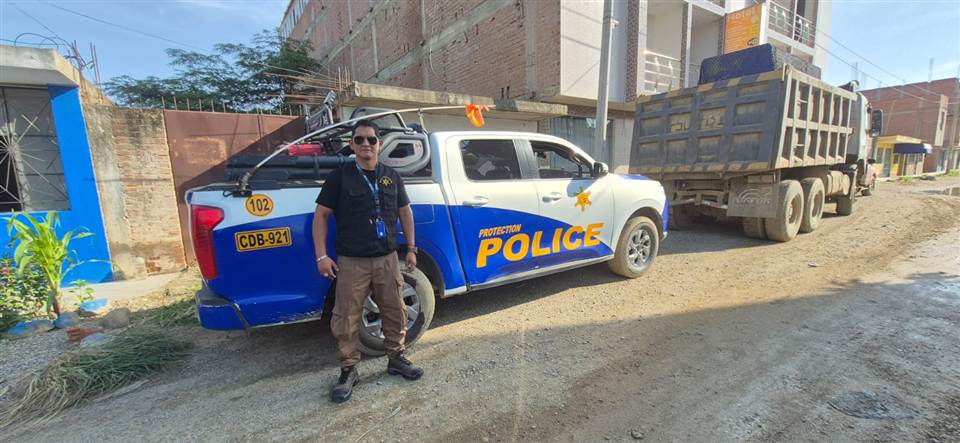 Supervisor de Protection Police junto a la unidad 102 de la empresa.